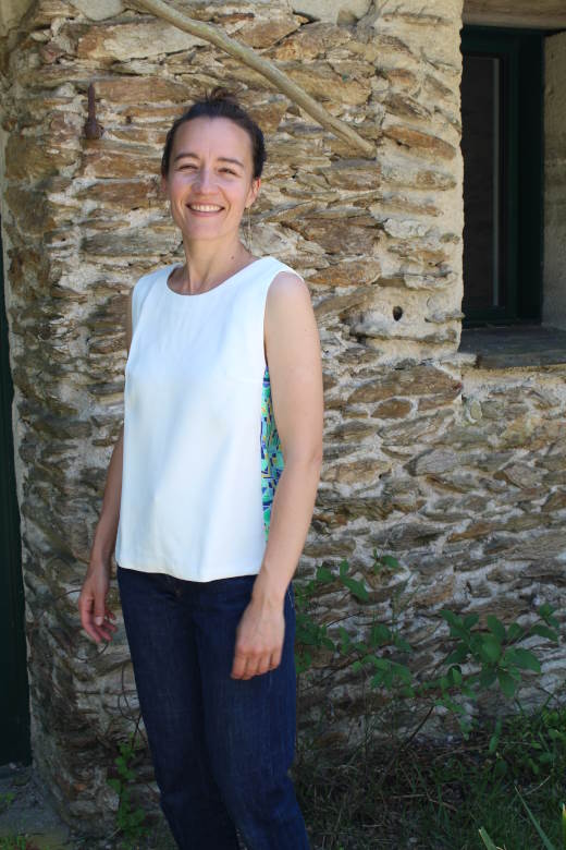 2025-05/1747923166_blouse-luz-sans-manche-blanc-et-couleurs-acidule-made-in-france-julie-laurent-dos-en-v-1-