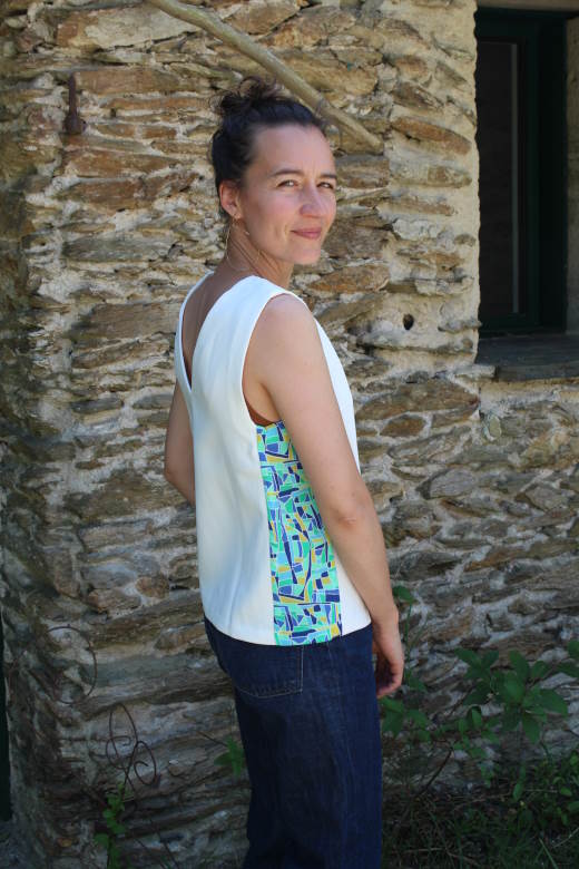 2025-05/blouse-luz-sans-manche-blanc-et-couleurs-acidule-made-in-france-julie-laurent-dos-en-v-2-
