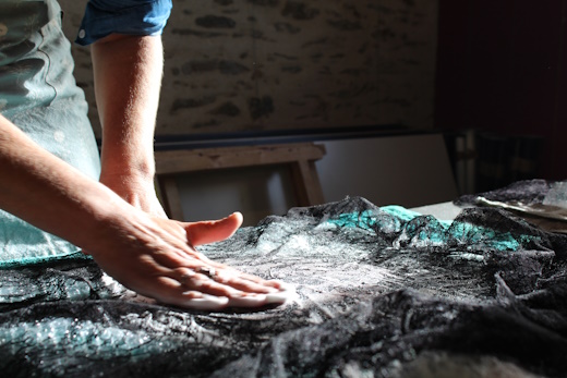 2025-11/atelier-laine-feutree-feutrage-julie-laurent-nantes-angers-vase-tableau-luminaire-2-